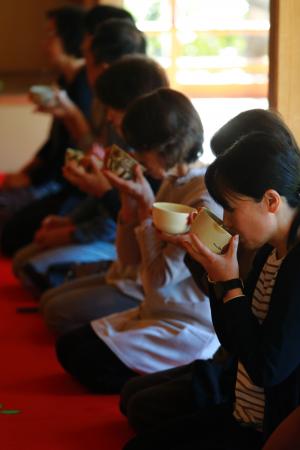 茶会で抹茶をいただく様子