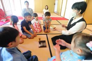 親子抹茶点て体験の様子
