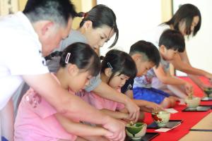 親子で抹茶を点てている様子