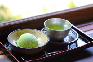 抹茶アイスと冷茶