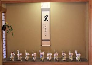床に八朔の馬が並んでいる