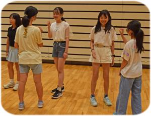 じゃんけんゲームをしている写真です