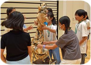 新聞紙でタワーを作っている写真です