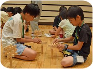 KAPLAを積み上げている写真です