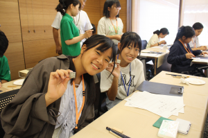 鋳物印鑑づくりで作った印鑑を見せている写真です。
