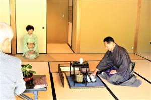 大茶室での煎茶の茶会の様子