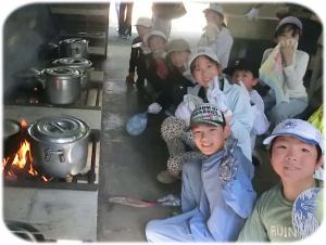 かまどで調理をしている写真です