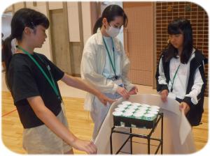 ゲーム備品を作っている写真です