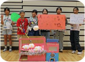 完成したゲーム備品と一緒に班写真