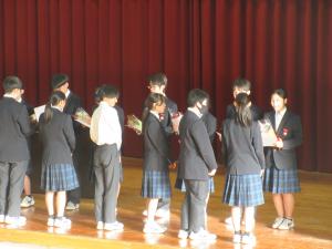 花と感謝状の贈呈