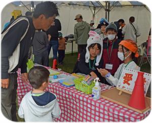 ゲームの受付をしている写真です