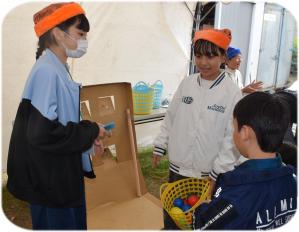 ゲームのルール説明をしている写真です