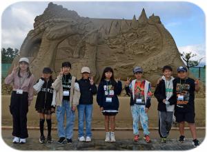 砂像の前で記念写真
