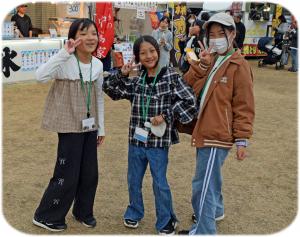 露店を楽しんでいる写真です