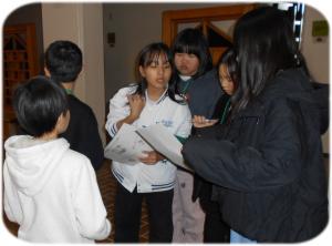 作戦をたてている写真です