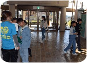 館内の隅々までくまなく探している写真です