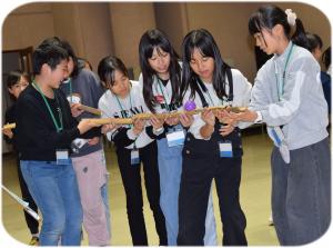 竹のパイプでボールを運んでいる写真です