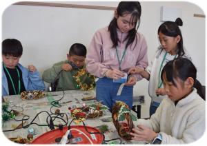 クリスマスリースを作っている写真です