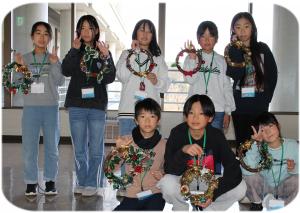 完成した作品を持って記念写真