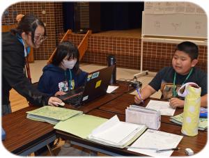 発表資料を作成している写真1