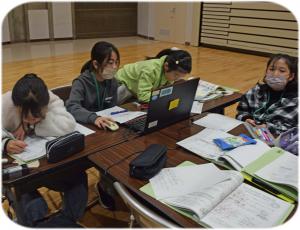 発表資料を作成している写真2