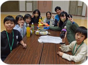 お菓子を食べている写真です