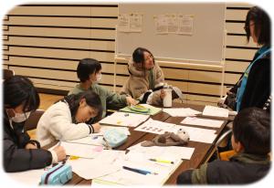 発表資料の手直しをしている写真です