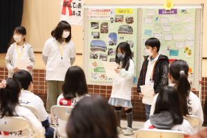 小学生が活動の発表をしている写真です。