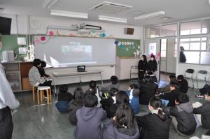 きちんとした姿勢で聞いています。さすが6年生。